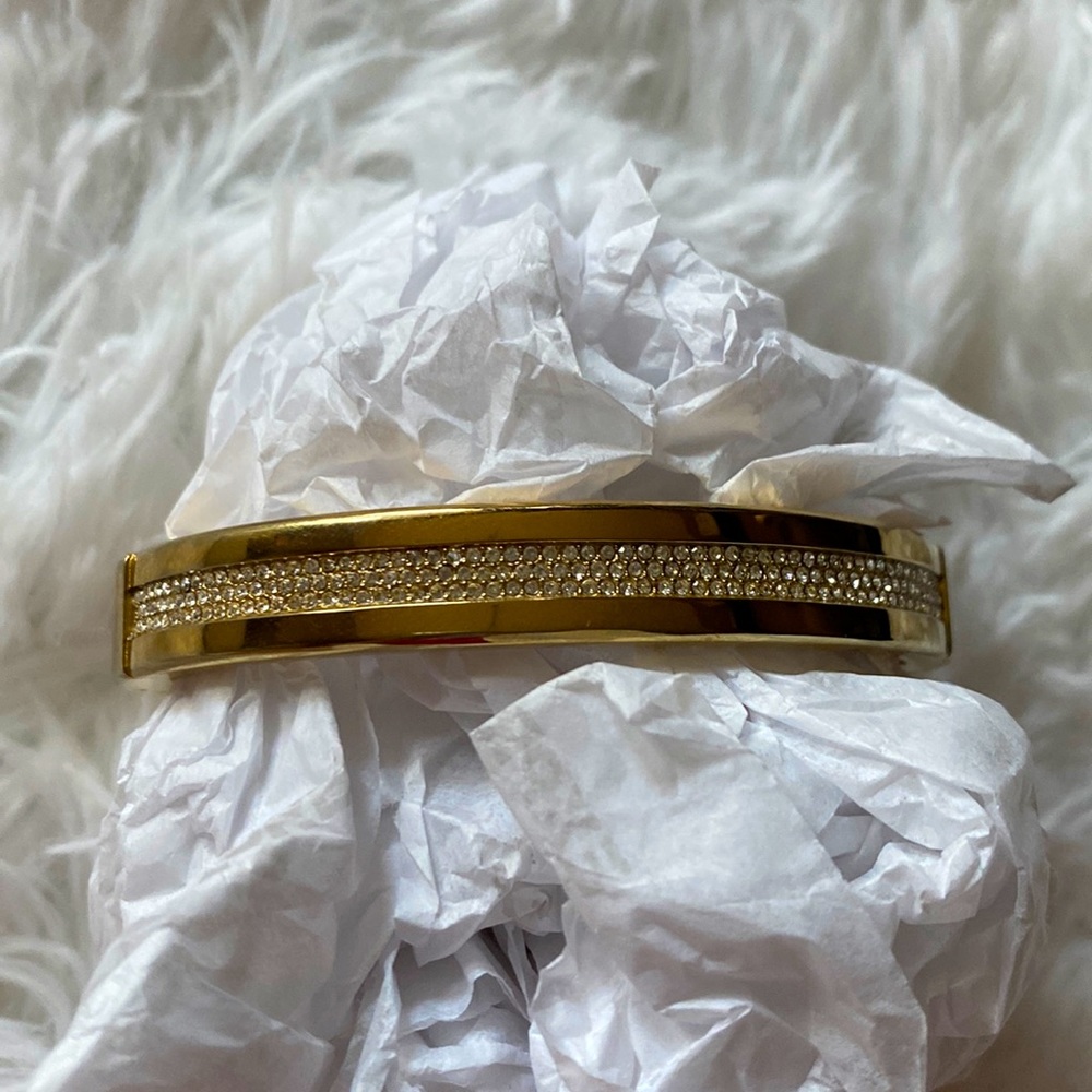 *FREE SHIPPING* on this BRAND NEW Michael Kors Gold Bracelet